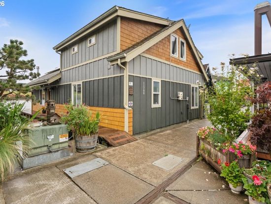 11700 N Island Cove Ln, Portland, OR 97217