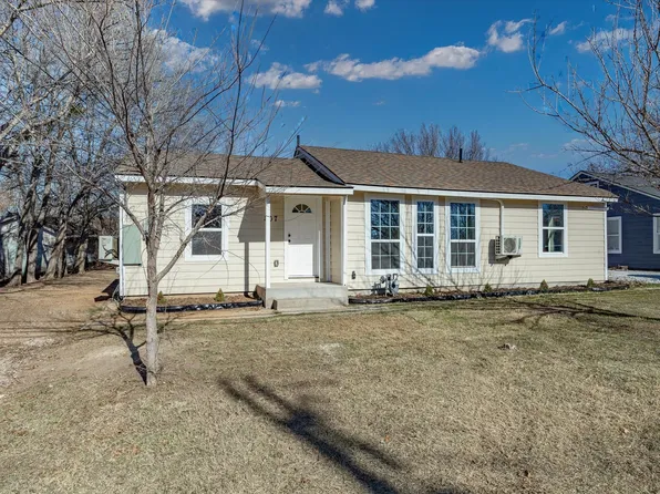 807 Adkins St, Bowie, TX 76230