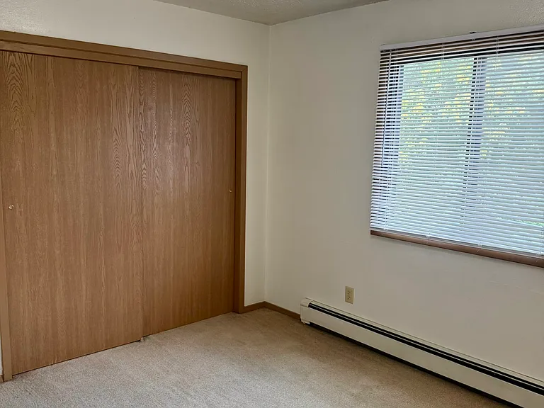 716 E Burlington St #15S — Photo 6