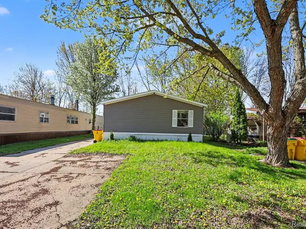 29656 Jamestown Dr, New Baltimore, MI 48051