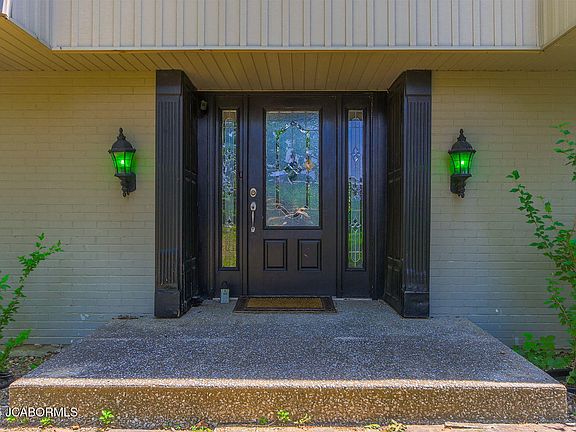 3rd image of 907 Primrose Ln