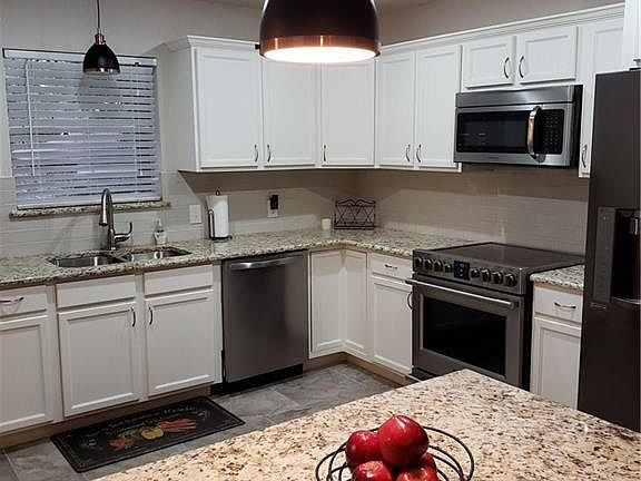 3rd image of 844 Woodcrest Dr