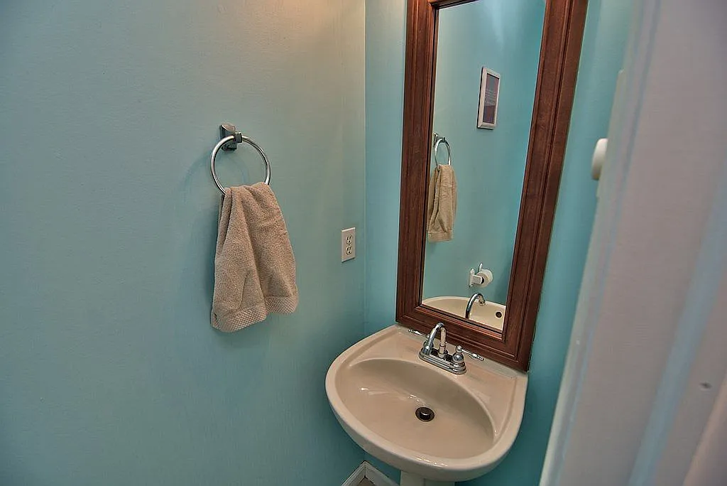 208 Center Dr photo 1