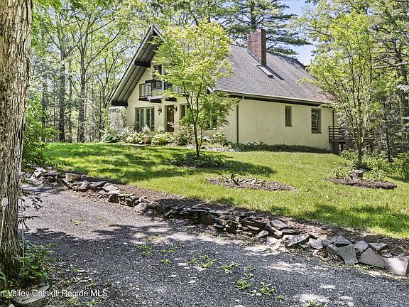 2nd image of 40 Northwoods Road