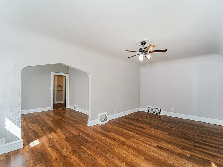997569_018_living_room_13122402.jpg