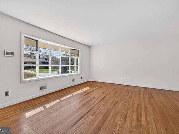 3rd image of 405 Woodland Rd