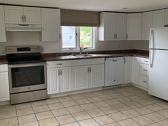 5th image of 1910 Maple Ct