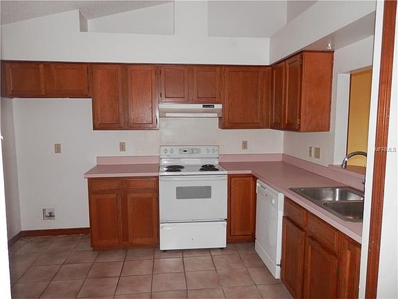 2nd image of 102 Bristol Cir
