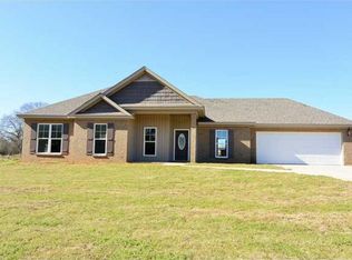 214 Chase Dr, Deatsville, AL 36022