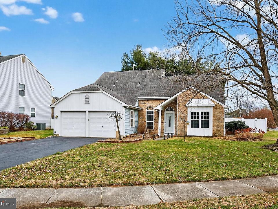 1st image of 44 Brook Dr