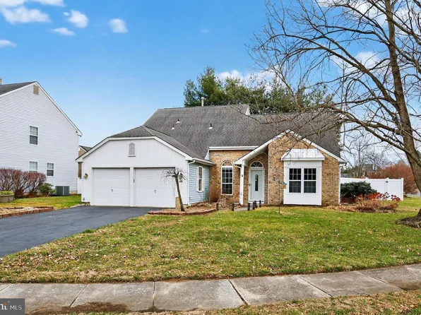 44 Brook Dr, Burlington Township, NJ 08016