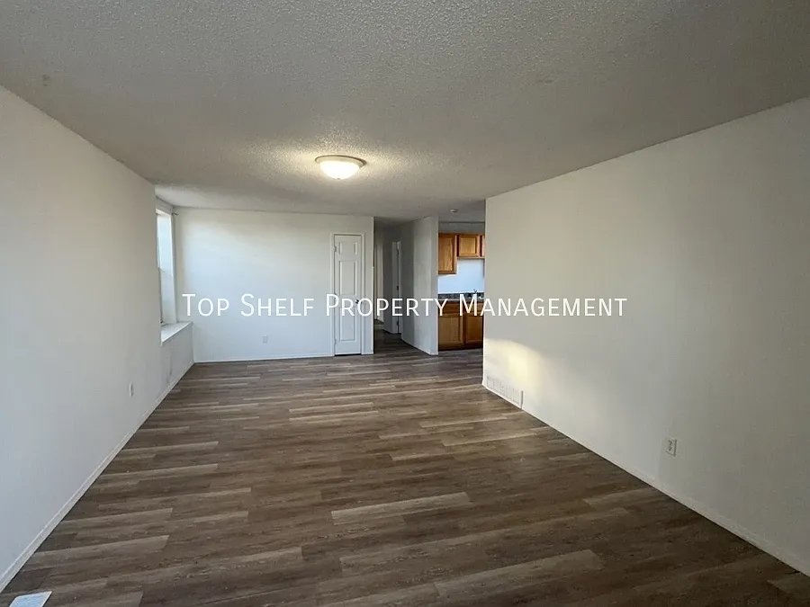 Building Photo - 1513 Des Moines St #3