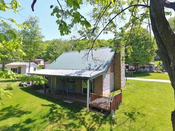 8029 Maple St SW, Sherrodsville, OH 44675