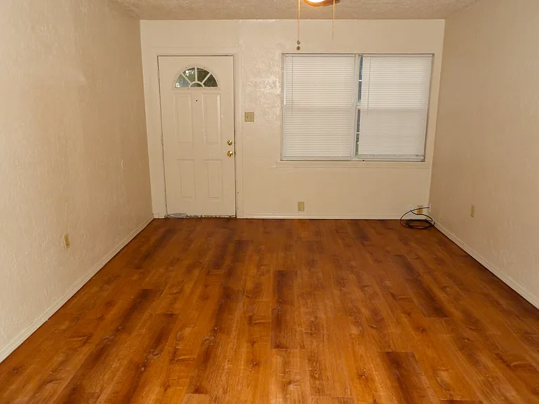 1129 NW Ozmun Ave — Photo 2