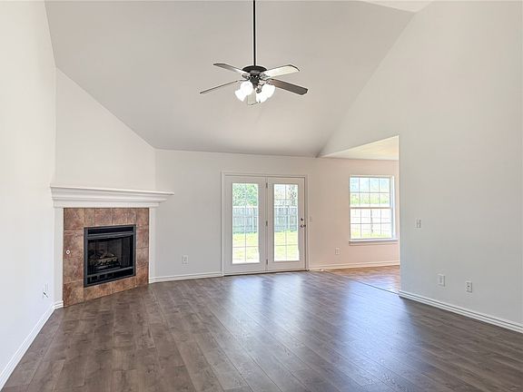 3rd image of 559 Elk Ave