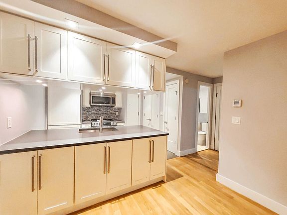 3rd image of 301 E 47th St APT 2F