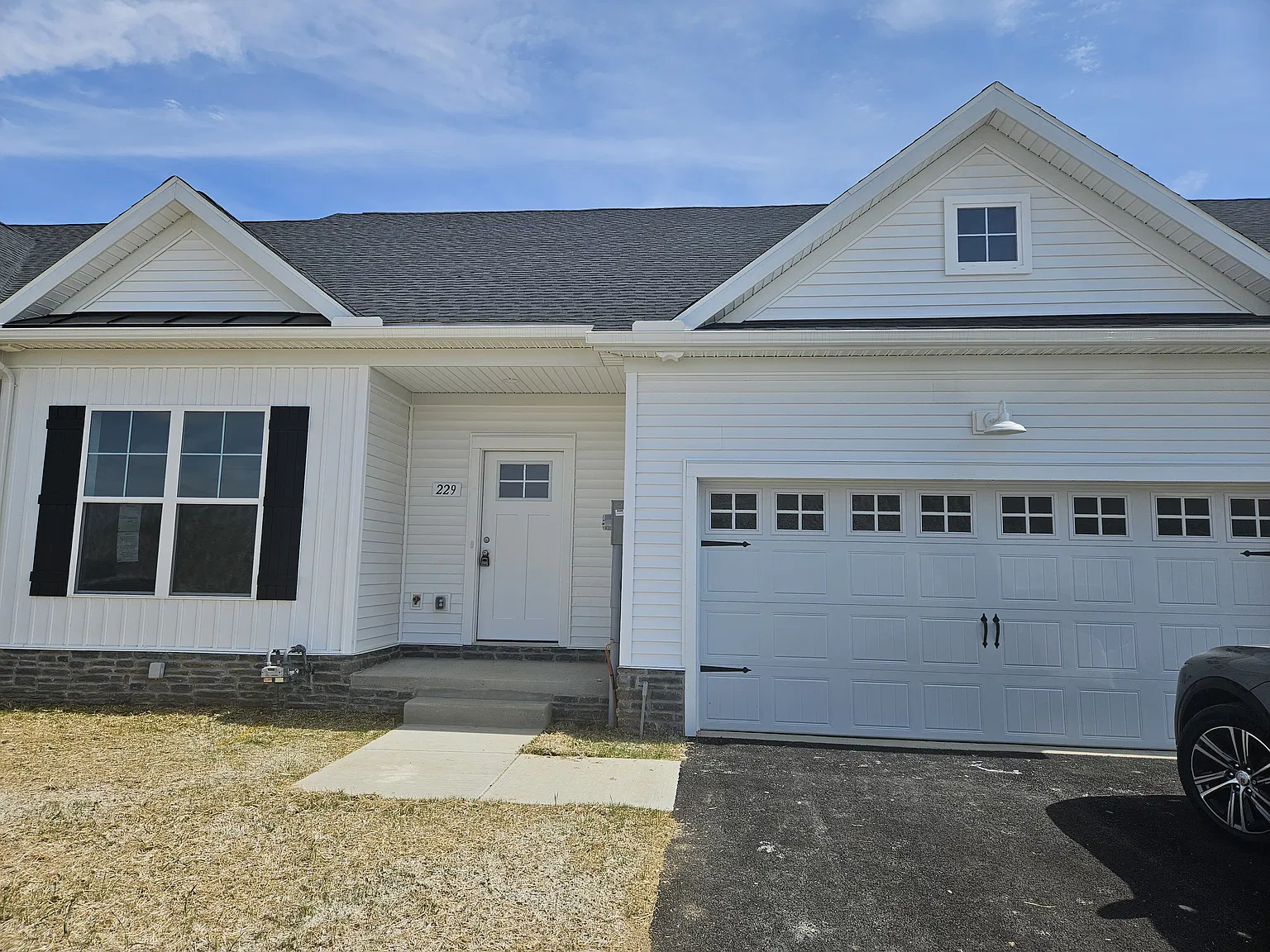 3 bed, 2940 sqft, $2,400 — Photo 1