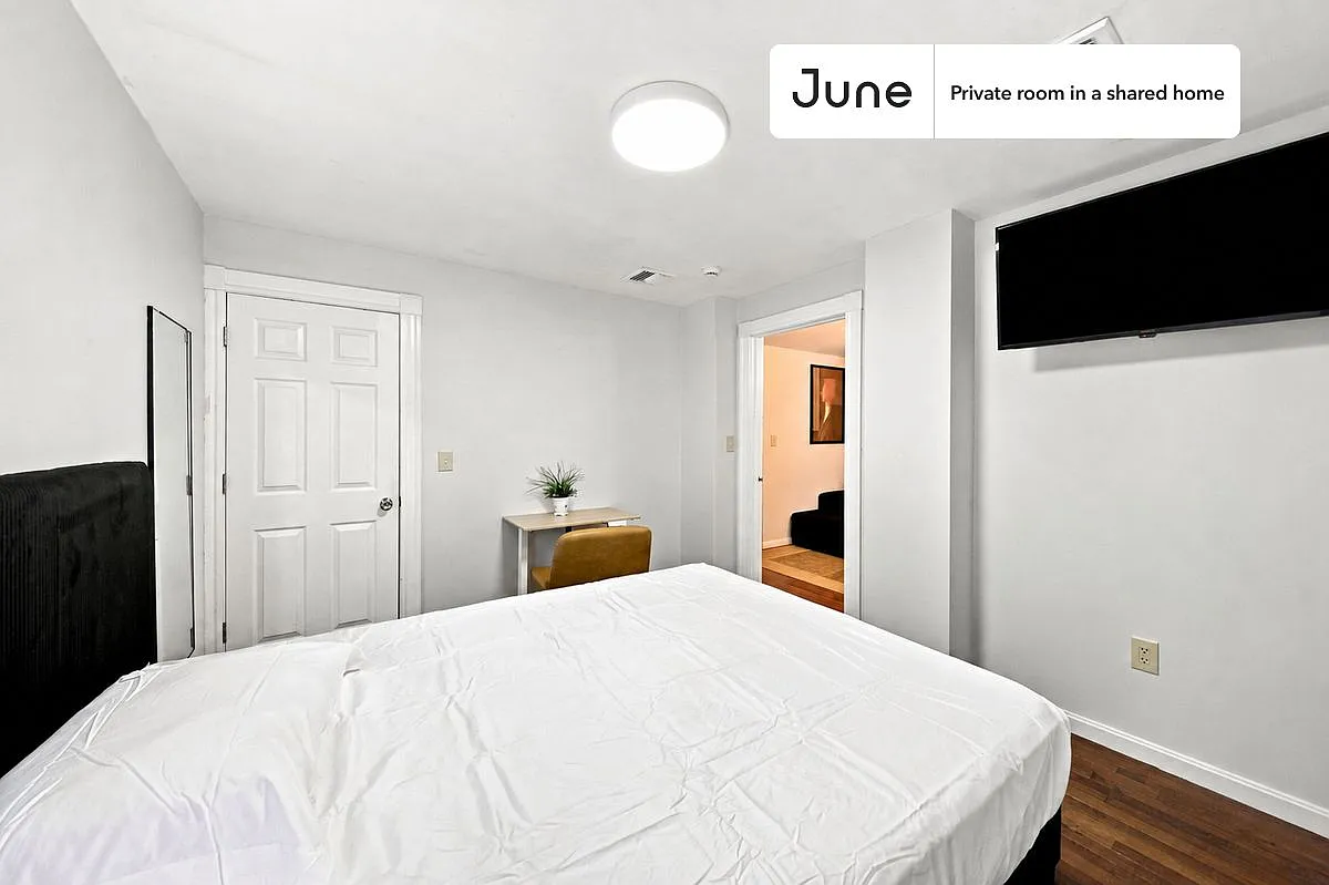 Queen bedroom in 7 bed/2 bath home in Allston #834 G — Photo 2