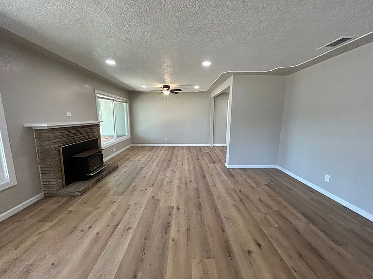1404 Grape Ave — Photo 3