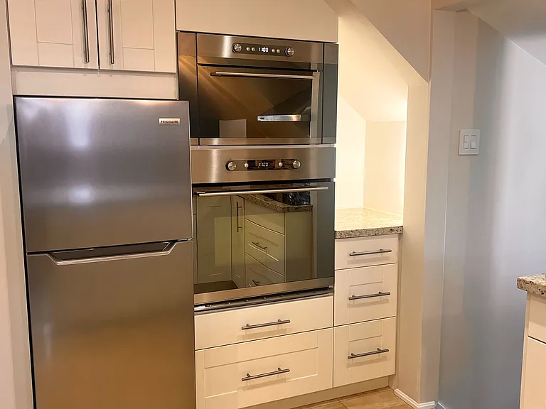 900 Avenue Rd #3 — Photo 9