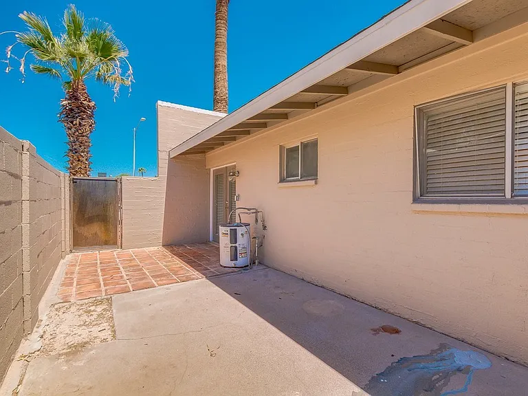 $0 First Month Rent! Remodeled 2 Bed Casita w/ Private Patio, W/D & Pool — Photo 28