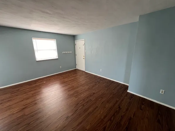 6756 Highland House Ct APT B, Saint Louis, MO 63123