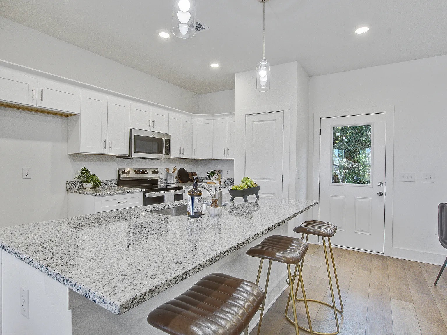 3 bed, 2.5 bath, 1890 sqft, $2,290 — Photo 3