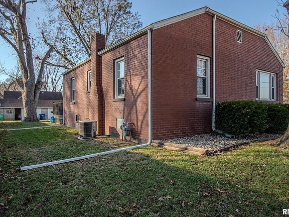 3rd image of 702 W Jones St