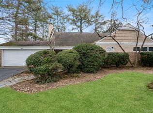 32 Arbor Rd, Roslyn Heights, NY 11577