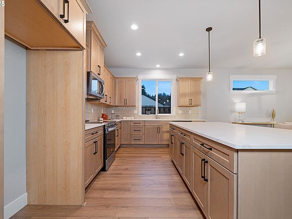 5th image of 744 NE Trillium Dr #58