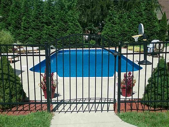 2nd image of 105 Stoney Brooke Dr