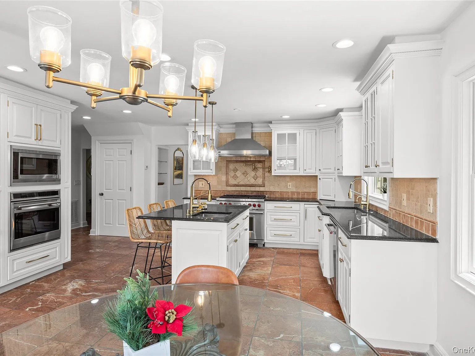 5 bed, 3.5 bath, 4000 sqft, $8,000 — Photo 2