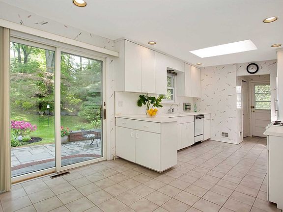 5th image of 118 Sunny Hill Dr