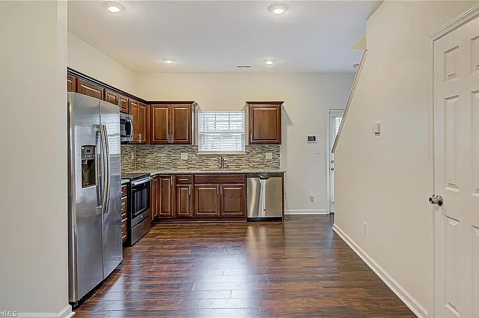 2 bed, 2.5 bath, 1184 sqft, $1,495 — Photo 3