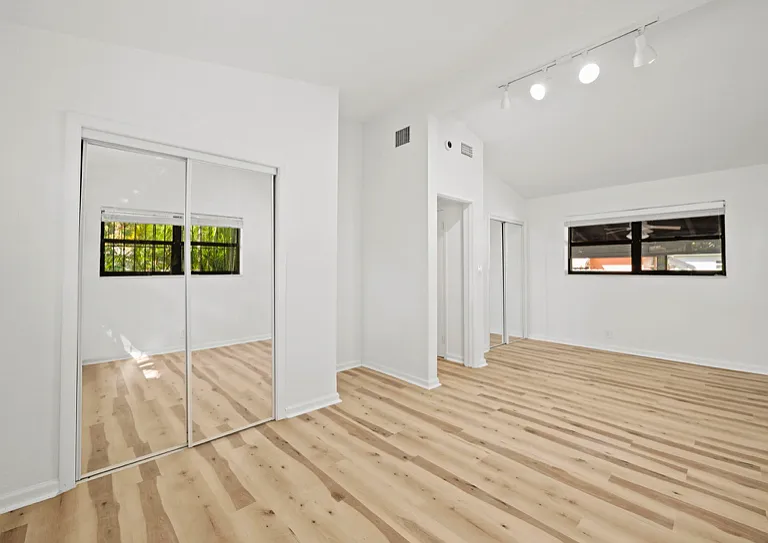 3353 Charles Ave — Photo 9