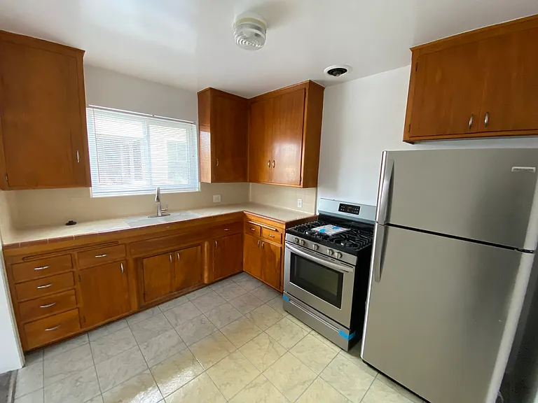 1614 E 1st St #2 — Photo 3