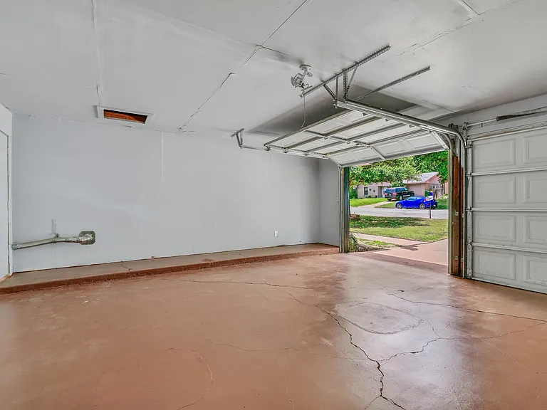 1009 Meadow Park Dr — Photo 16
