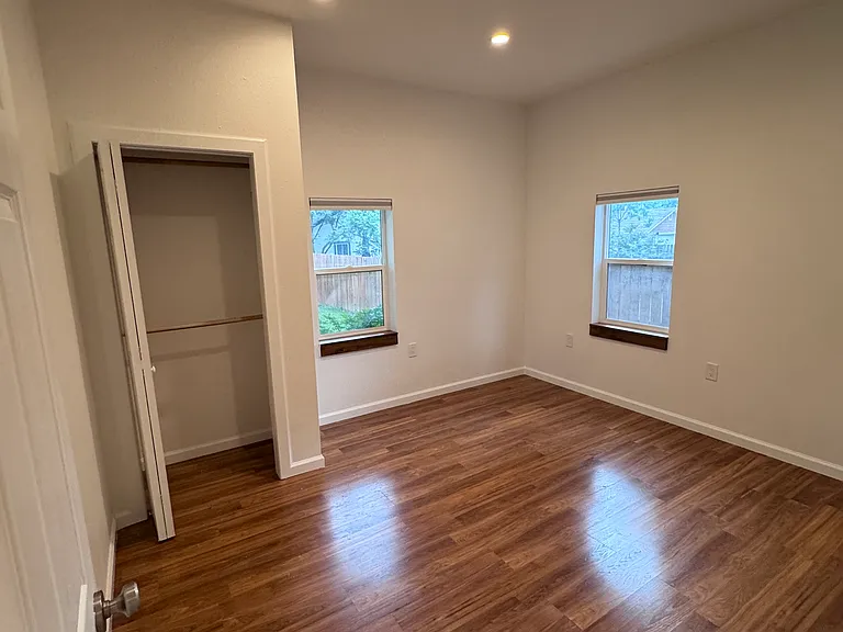 1047 Venice St — Photo 5