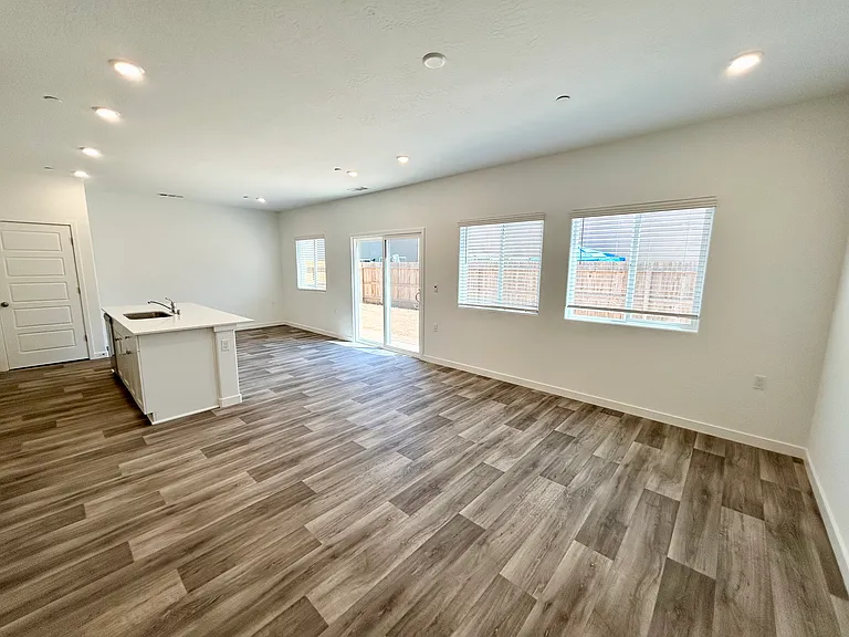 4464 Bellaire Ave — Photo 4