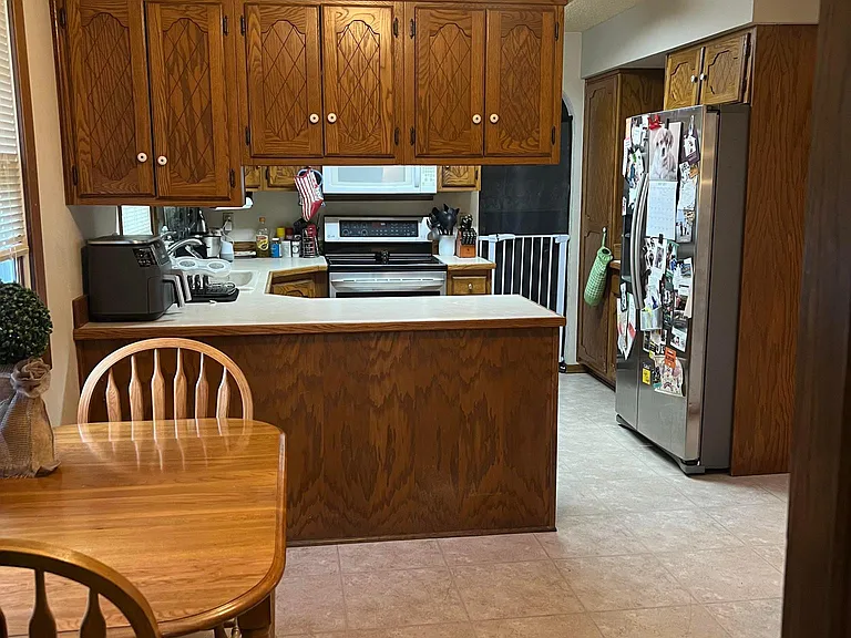 Breakfast area towards kitchen