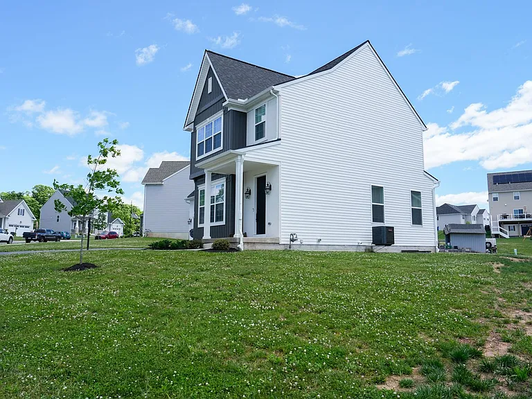245 Hollyhock Dr — Photo 3