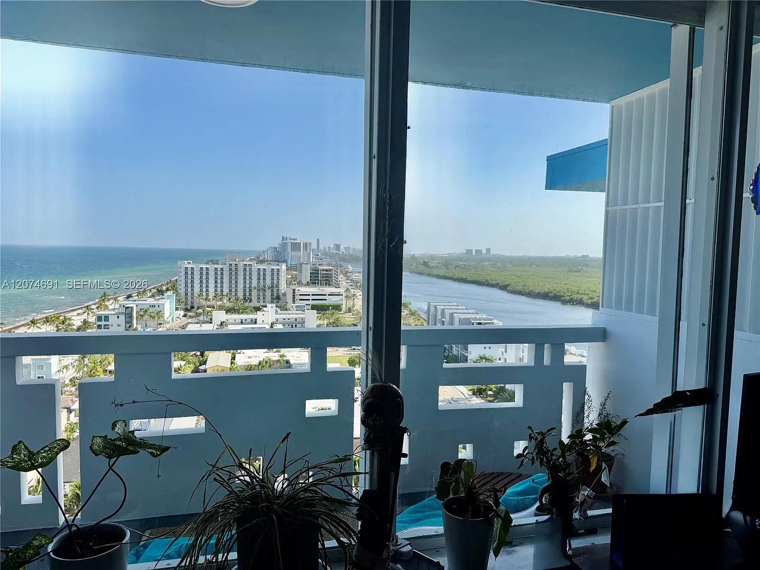 Hollywood Towers Condo — Photo 1