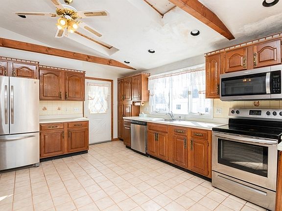 3rd image of 35 Leonard Dr