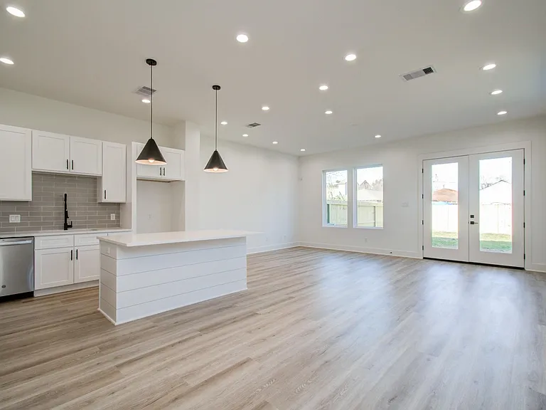 4425 Providence St — Photo 6