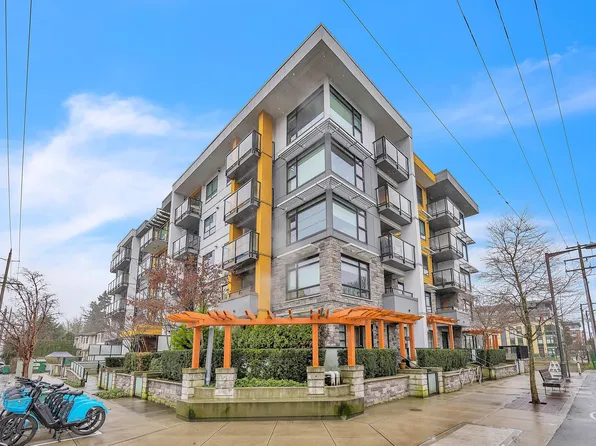 1519 Crown St #209, North Vancouver, BC V7J 1G6