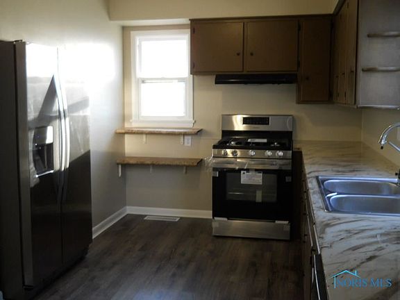 3rd image of 827 Scott St