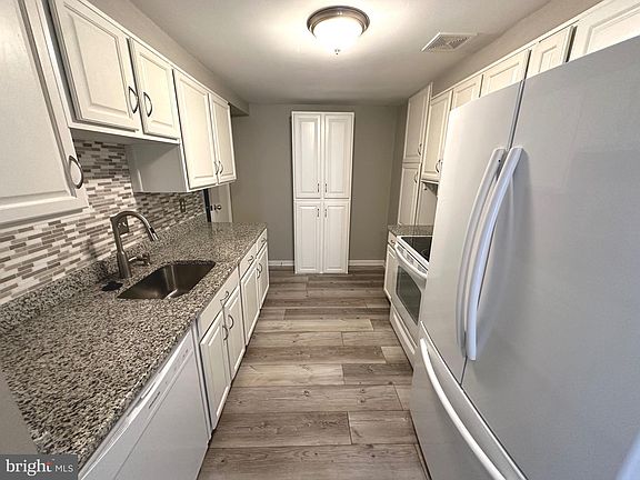 4th image of 548 W Court Gln