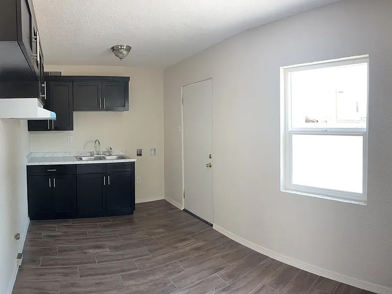 608 Barcelona Dr — Photo 8