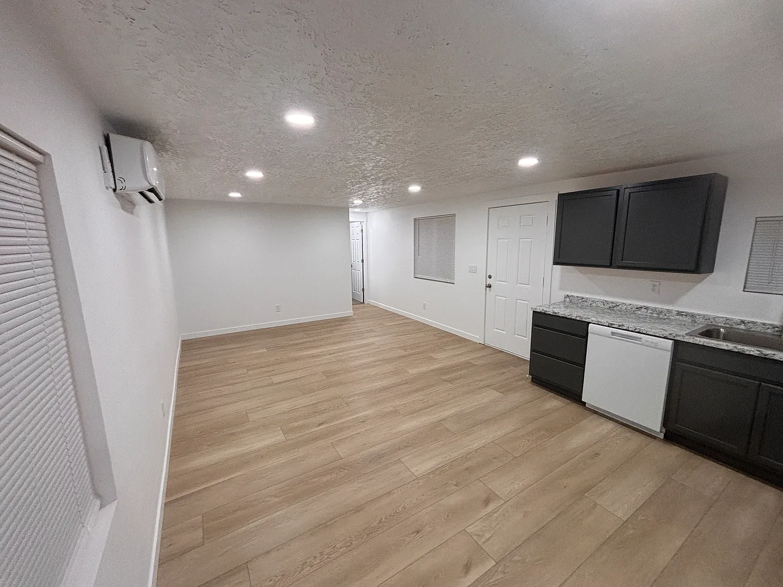 3 bed, 1200 sqft, $1,300 — Photo 4