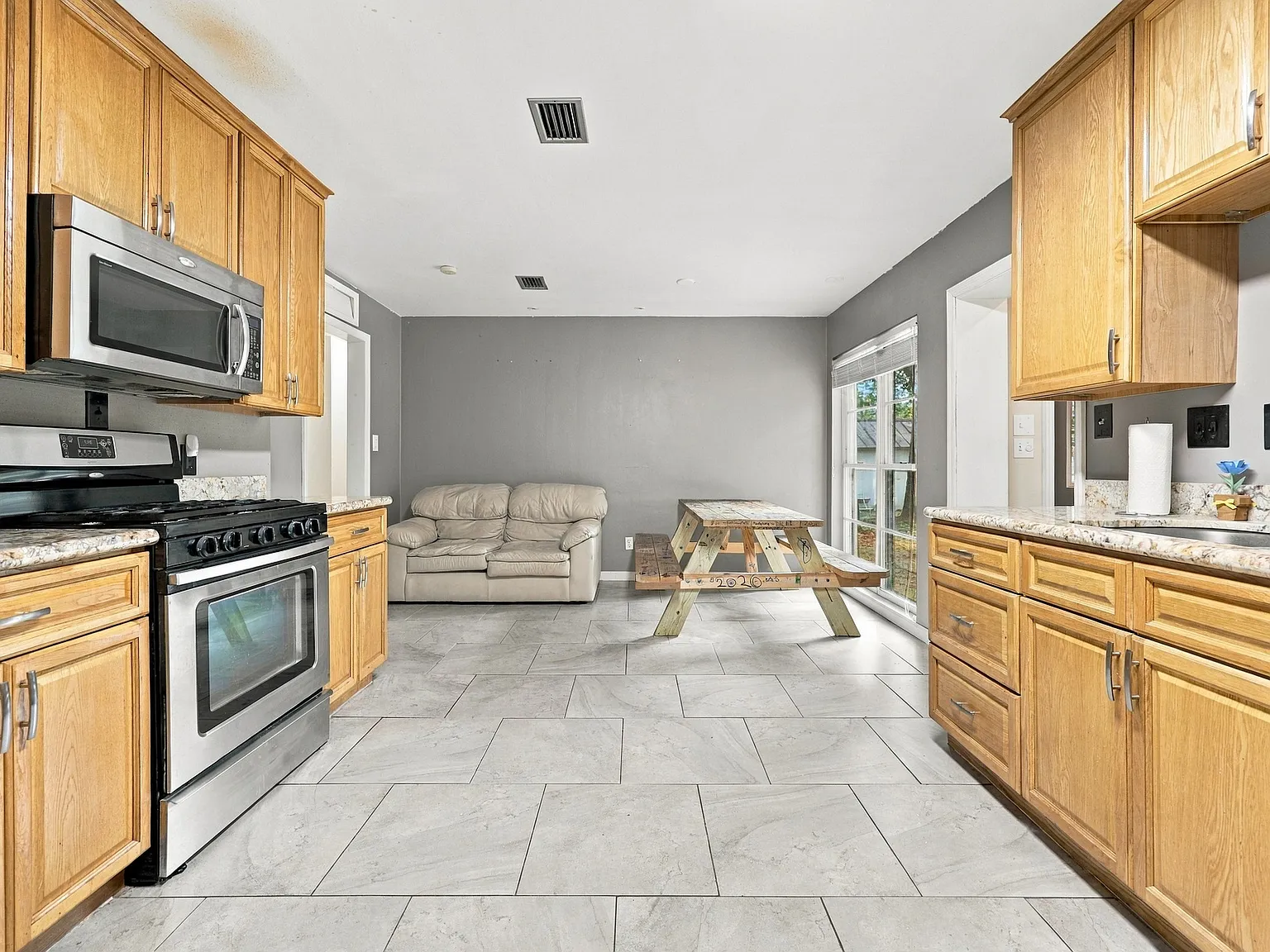 7 bed, 2078 sqft, $4,100 — Photo 4